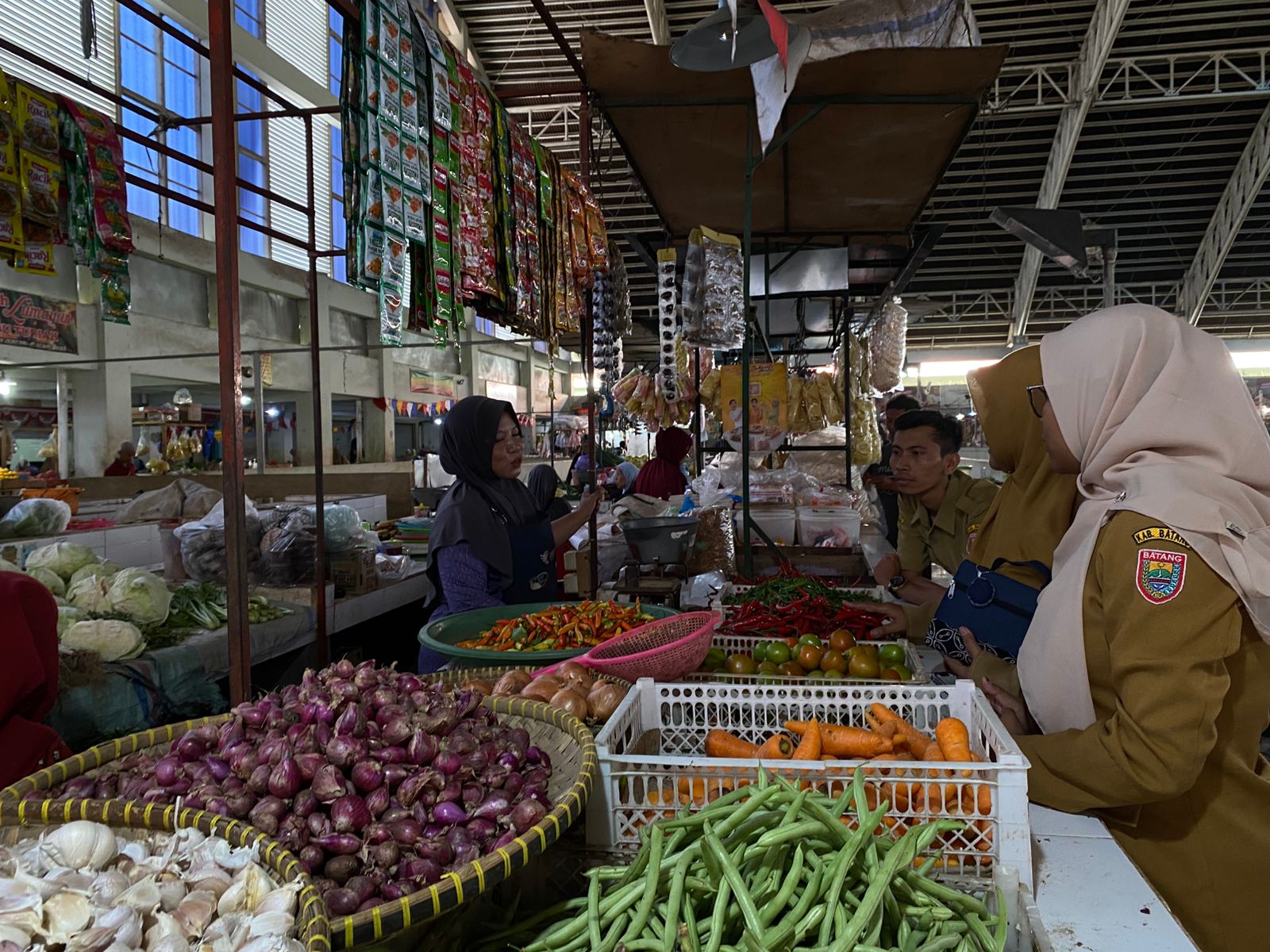 Aktivitas jual beli sayuran di Pasar Induk Batang (foto: Pemprov Jateng)