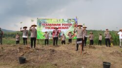 Ratusan bibit pohon jati ditanam di lahan Perhutani Wonosekar Demak (foto: Pemkab Demak)