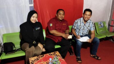 Petugas Posko Kesehatan Alun-Alun Demak saat monitoring kesiapsiagaan pelayanan kesehatan pada Jumat malam 26 Desember 2025 (foto: Pemkab Demak)