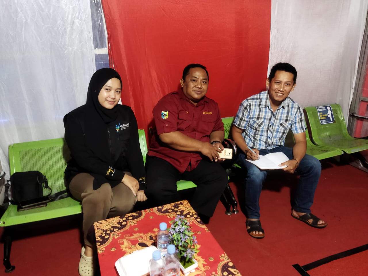 Petugas Posko Kesehatan Alun-Alun Demak saat monitoring kesiapsiagaan pelayanan kesehatan pada Jumat malam 26 Desember 2025 (foto: Pemkab Demak)