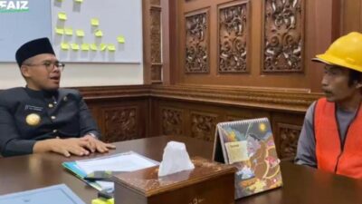 Petugas kebersihan Batang yang viral mendapatkan hadiah dari bupati (foto: Pemkab Batang)