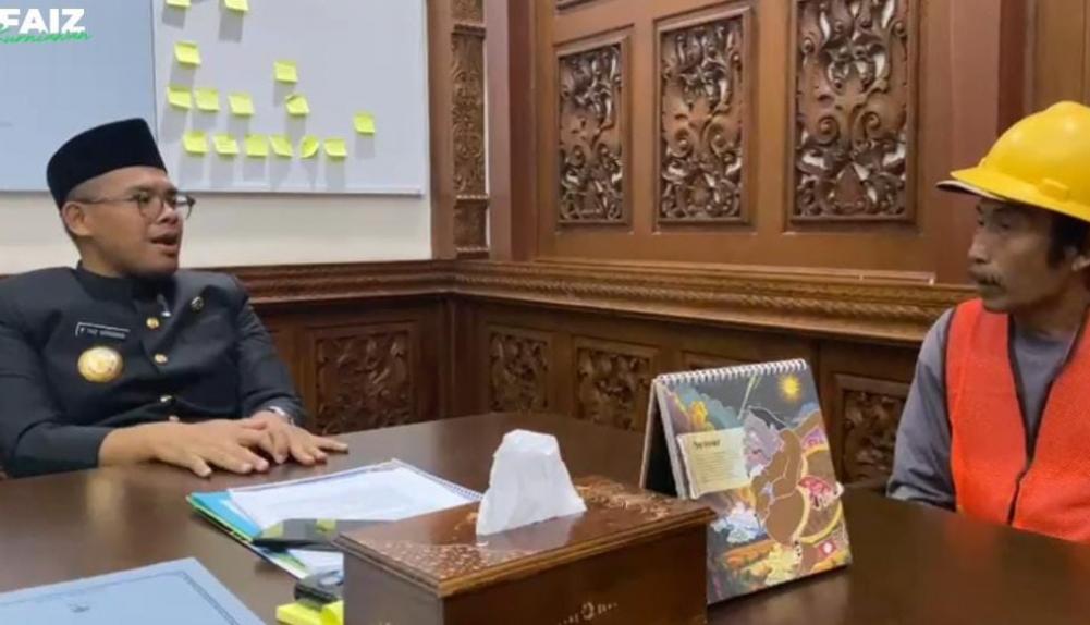 Petugas kebersihan Batang yang viral mendapatkan hadiah dari bupati (foto: Pemkab Batang)