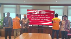 OJK menyerahkan 2 bos broker asuransi yang diduga gelapkan uang premi Rp7 miliar ke kejaksaan (foto: OJK)