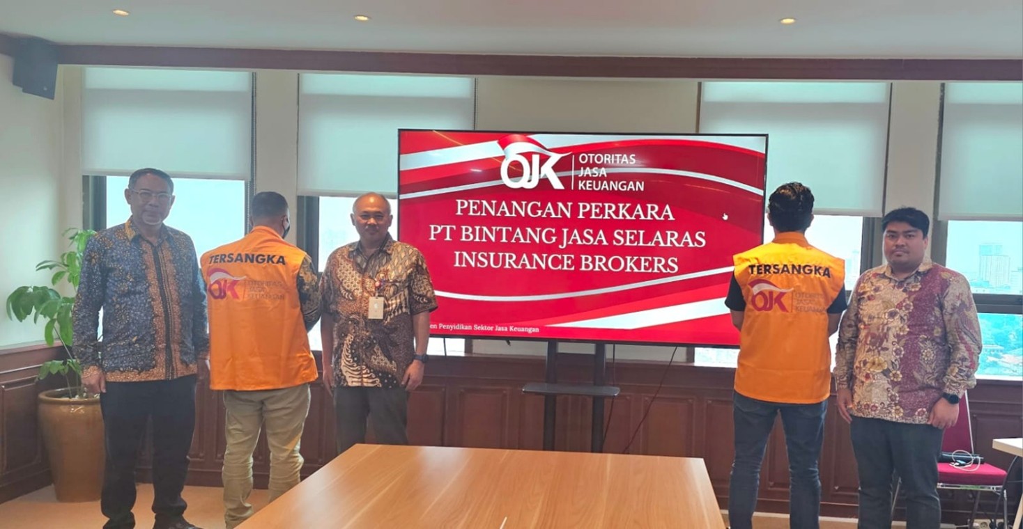 OJK menyerahkan 2 bos broker asuransi yang diduga gelapkan uang premi Rp7 miliar ke kejaksaan (foto: OJK)