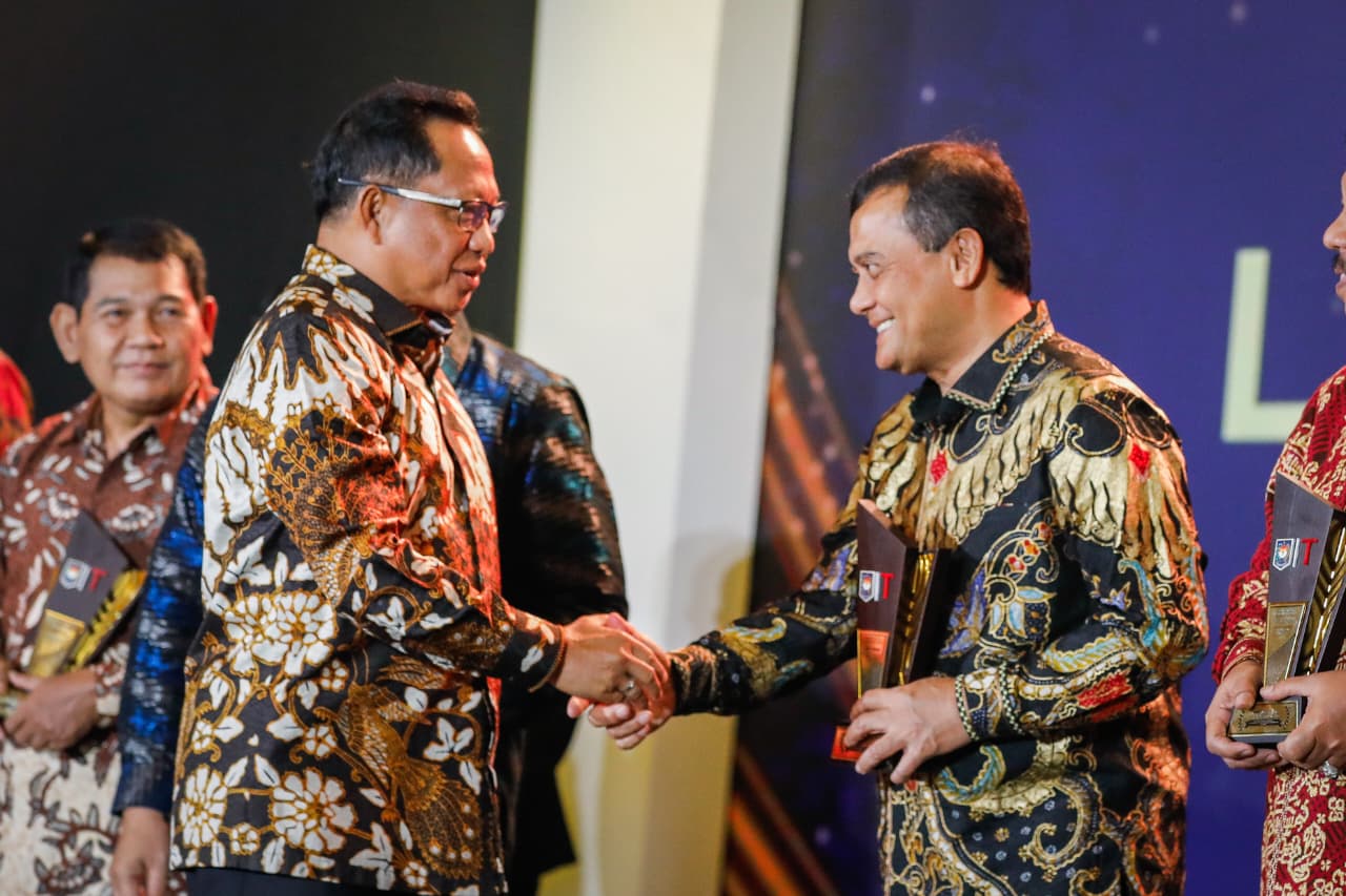 Gubernur Jateng Ahmad Luthfi saat menerima penghargaan dari Mendagri Tito Karnavian di Flores Ballroom Hotel Borobudur, Jakarta. (foto: Pemprov Jateng)