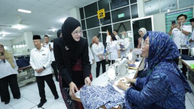 Ketua Dekranasda Jateng, Nawal Arafah Yasin ingin adanya regenerasi pengrajin batik (foto: Pemprov Jateng)