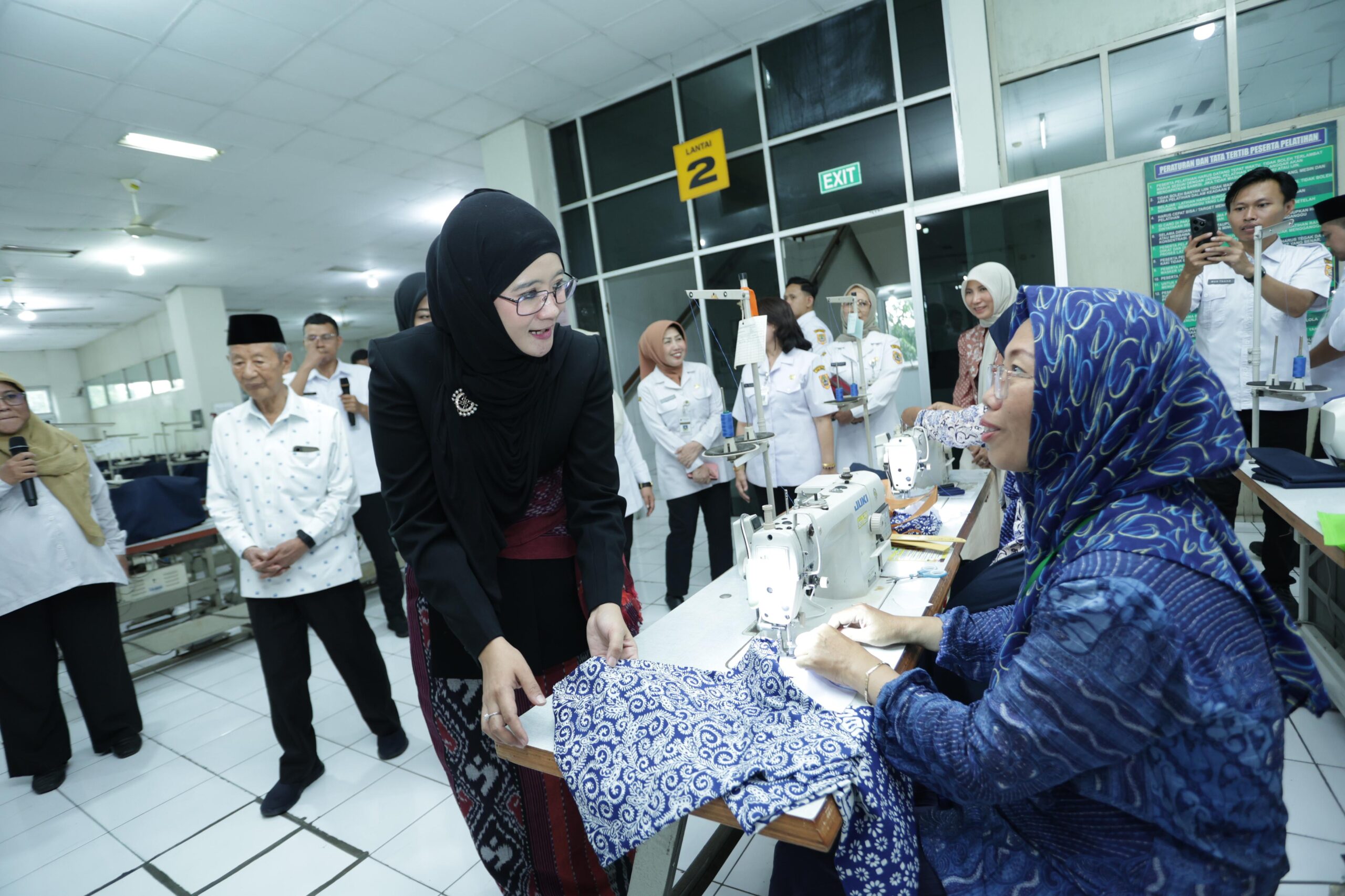 Ketua Dekranasda Jateng, Nawal Arafah Yasin ingin adanya regenerasi pengrajin batik (foto: Pemprov Jateng)