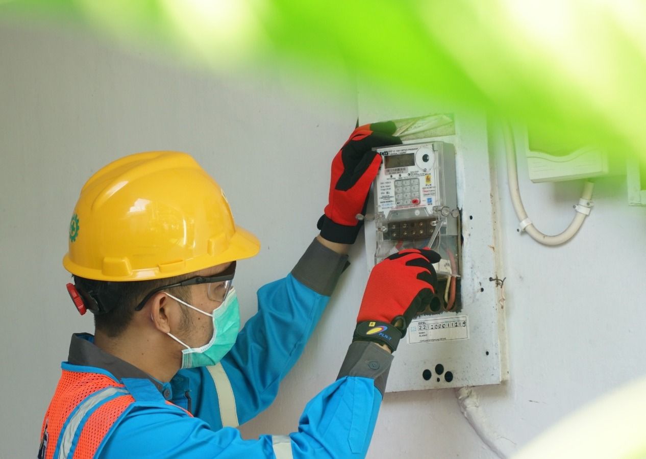 ilustrasi petugas PLN (foto: PLN)