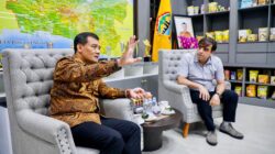 Gubernur Jateng Ahmad Luthfi saat berbincang dengan investor asal Dubai soal pembangunan pabrik pupuk urea, Kamis 4 Desember 2025 (foto: Pemprov Jateng)