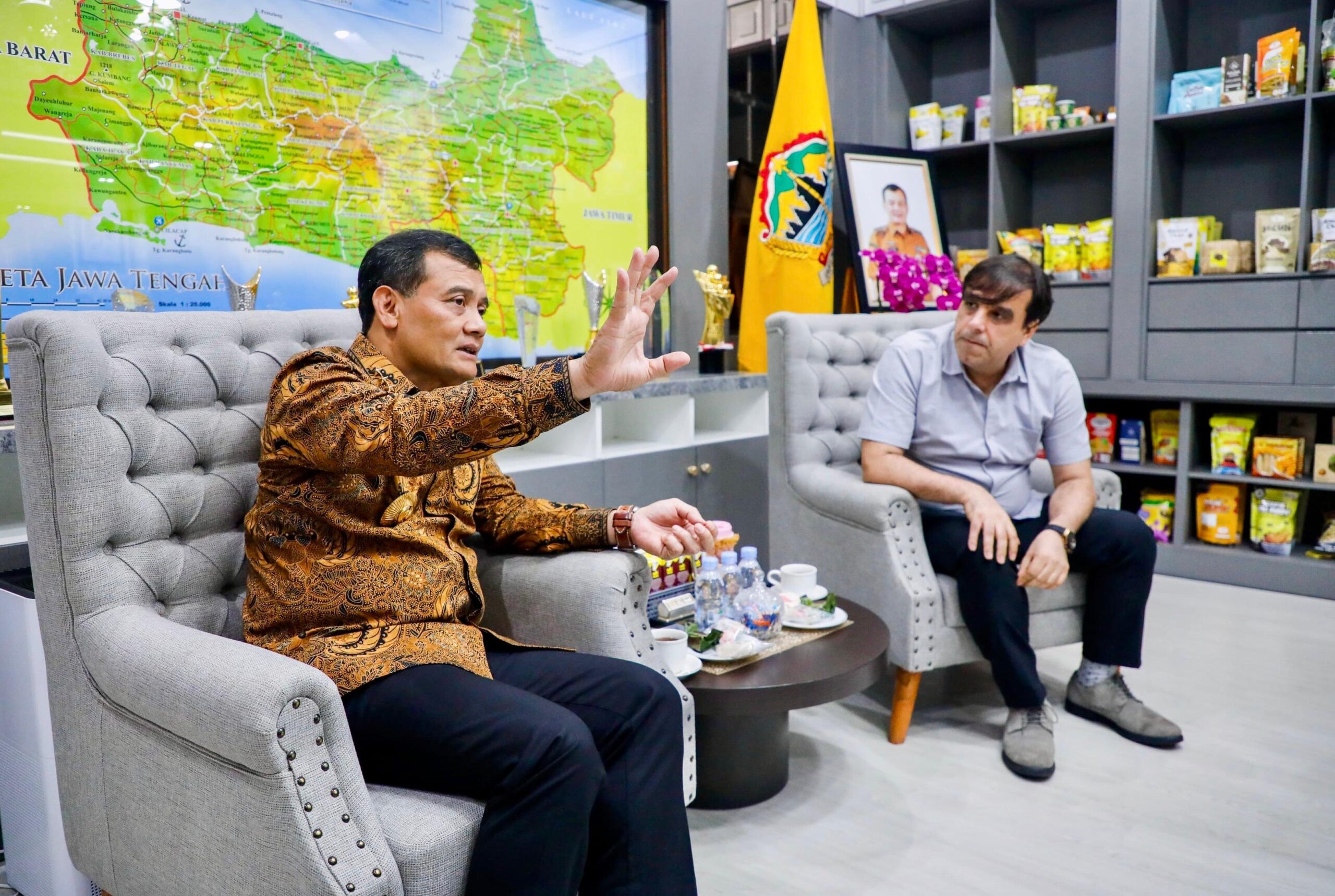 Gubernur Jateng Ahmad Luthfi saat berbincang dengan investor asal Dubai soal pembangunan pabrik pupuk urea, Kamis 4 Desember 2025 (foto: Pemprov Jateng)