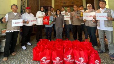 Immoderma Salurkan 200 Paket Sembako untuk Warga Terdampak Longsor di Semarang