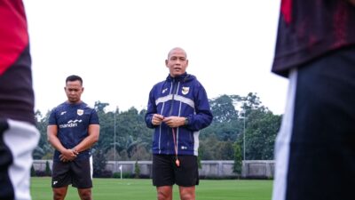 Pelatih Timnas U-20 Indonesia, Nova Arianto, memimpin jalannya seleksi pemain di Bekasi (PSSI)