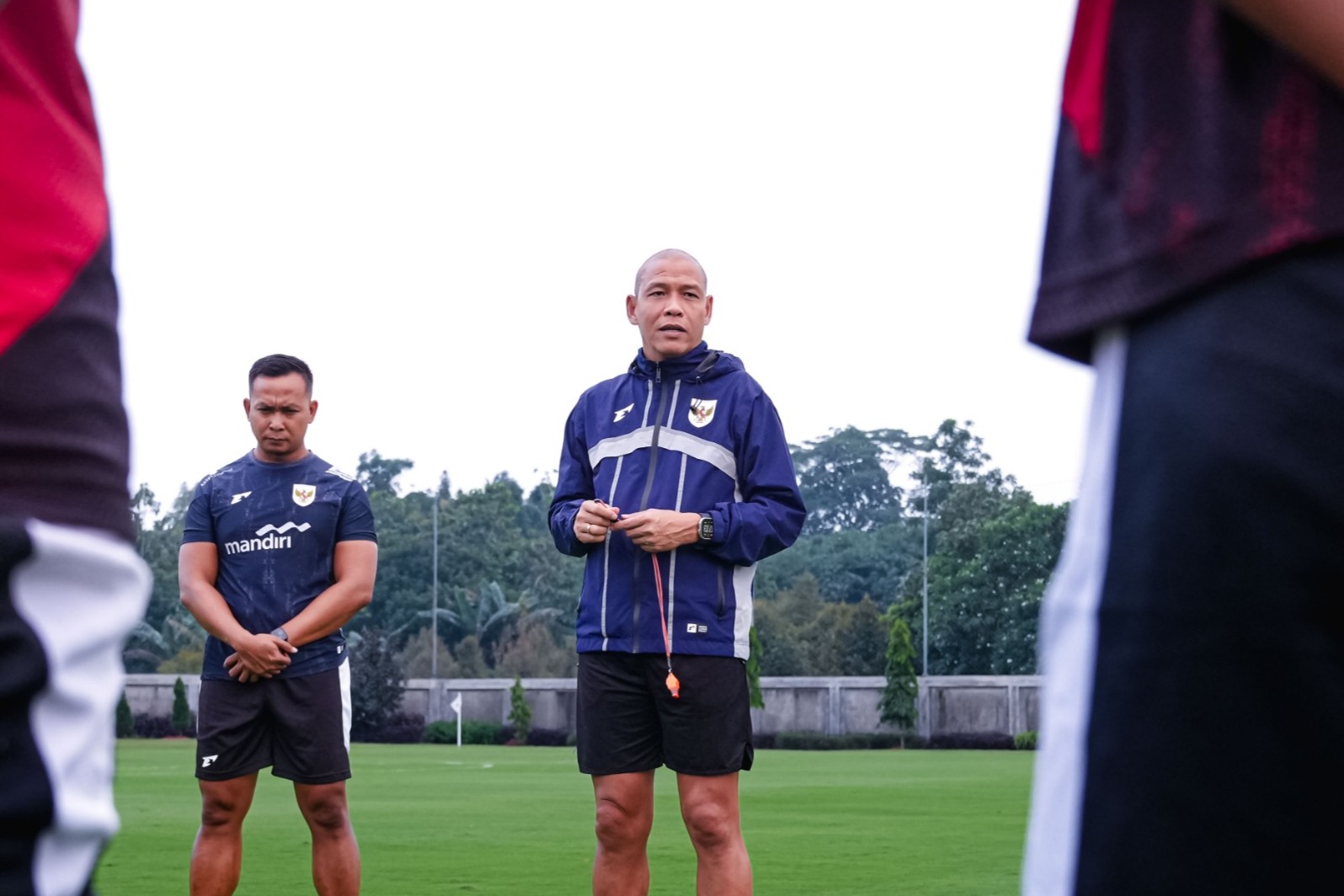 Pelatih Timnas U-20 Indonesia, Nova Arianto, memimpin jalannya seleksi pemain di Bekasi (PSSI)