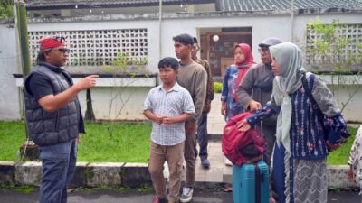 Bupati Temanggung, Agus Setyawan saat menemui keluarga Seni (foto: Pemkab Temanggung)