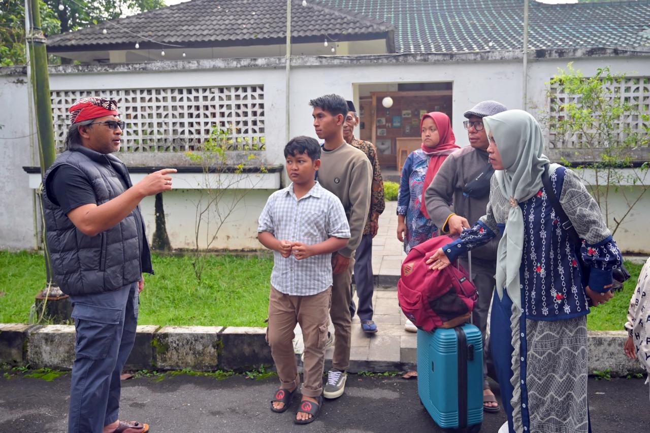 Bupati Temanggung, Agus Setyawan saat menemui keluarga Seni (foto: Pemkab Temanggung)