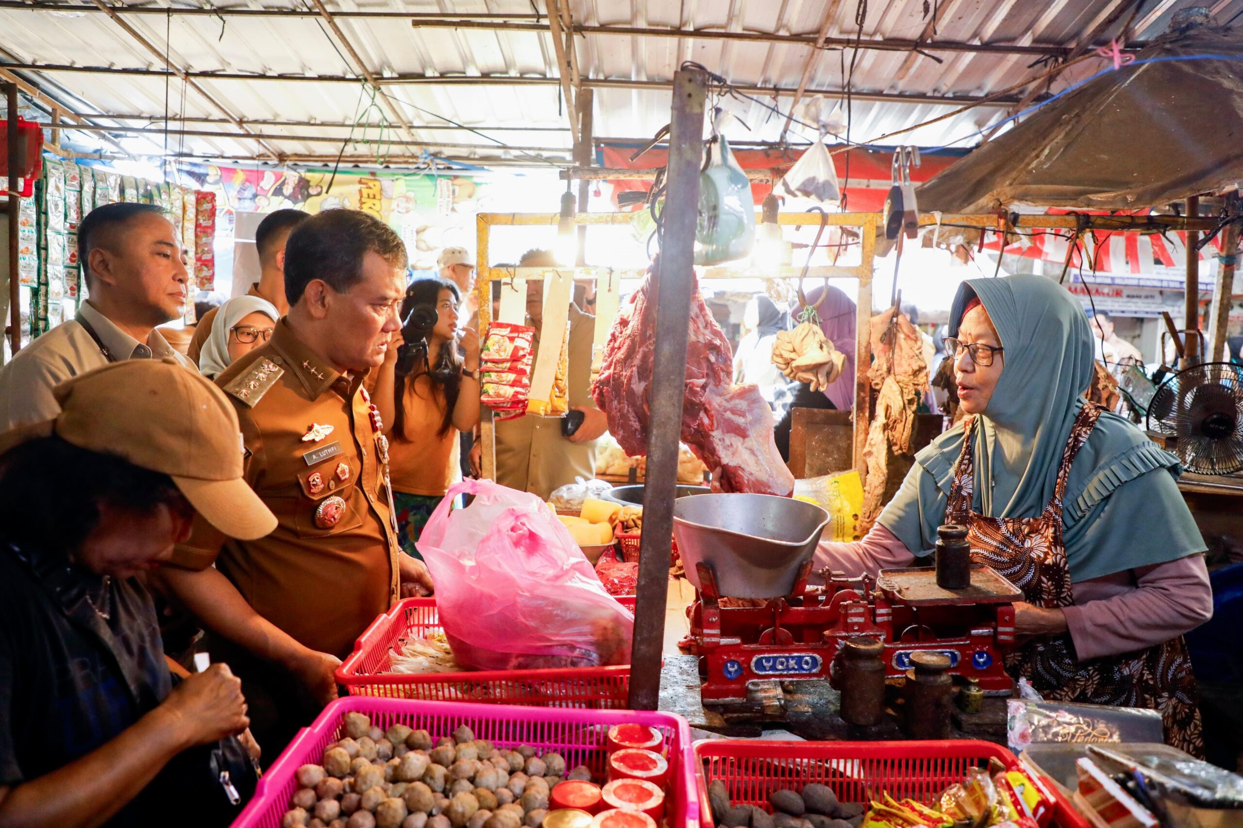 Gubernur Jateng Ahmad Luthfi memantau harga di Pasar Karanganyu, Senin 8 Desember 2025 (foto: Pemprov Jateng)