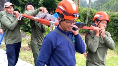 Peserta pelatihan tanggap darurat bencana BPBD Temanggung saat mengikuti simulasi evakuasi (foto: Pemkab Temanggung)