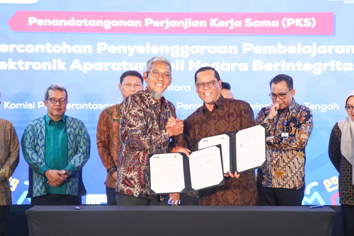 Sekda Jateng Sumarno dalam penandatanganan kerja sama antara 12 lembaga bersama KPK RI di Benteng Vredeburg, Yogyakarta, Senin 8 Desember 2025 (foto: Pemprov Jateng)