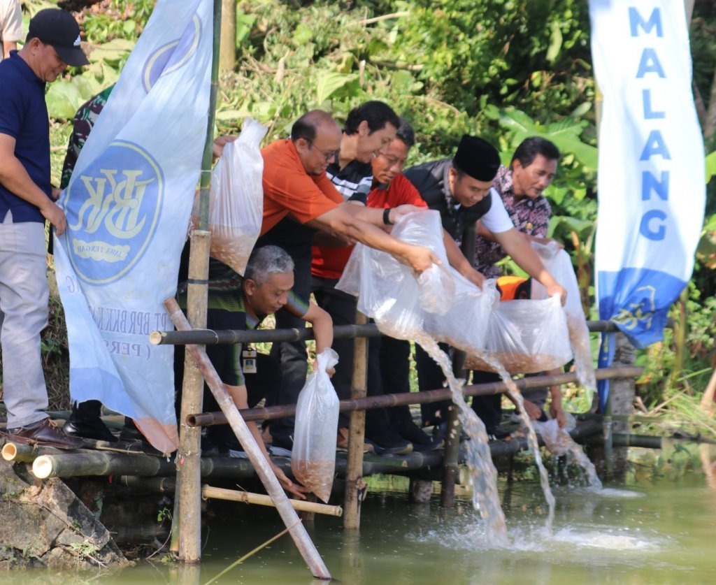 Bupati Sragen Sigit Pamungkas menebar bibit ikan nila di Embung Jurangsono, Jumat 5 Desember 2025 (foto: Pemkab Sragen)