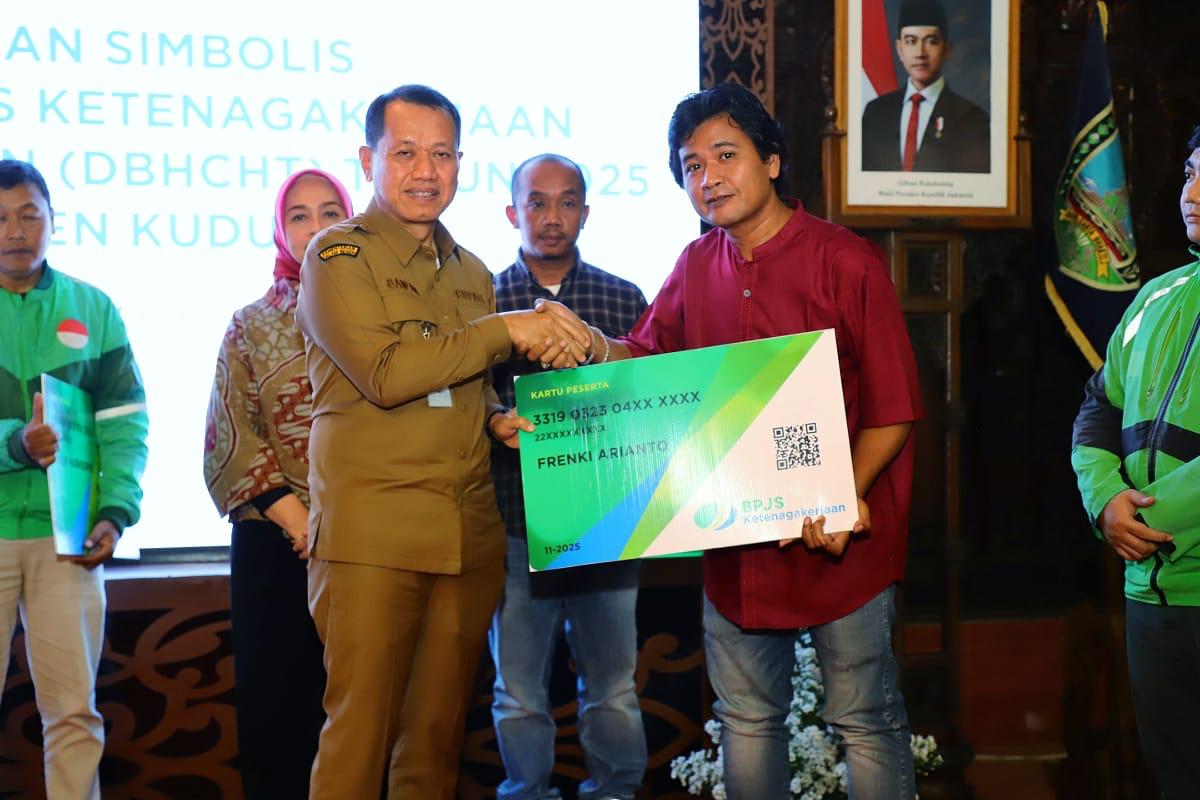 Penyerahan kepesertaan BPJS Ketenagakerjaan di Pendapa Kabupaten Kudus, Senin 8 Desember 2025 (foto: Pemkab Kudus)