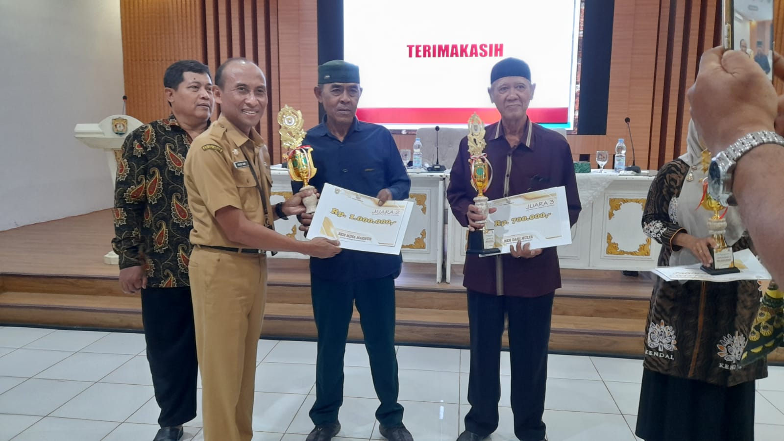 Penyerahan BKM Award 2025 di Gedung Abdi Praja Setda Kendal, Senin 8 Desember 2025 (foto: Pemkab Kendal)