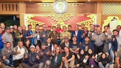 Gubernur Jateng Ahmad Luthfi saat berdialog dengan wartawan, Senin 8 Desember 2025 (foto: Pemprov Jateng)