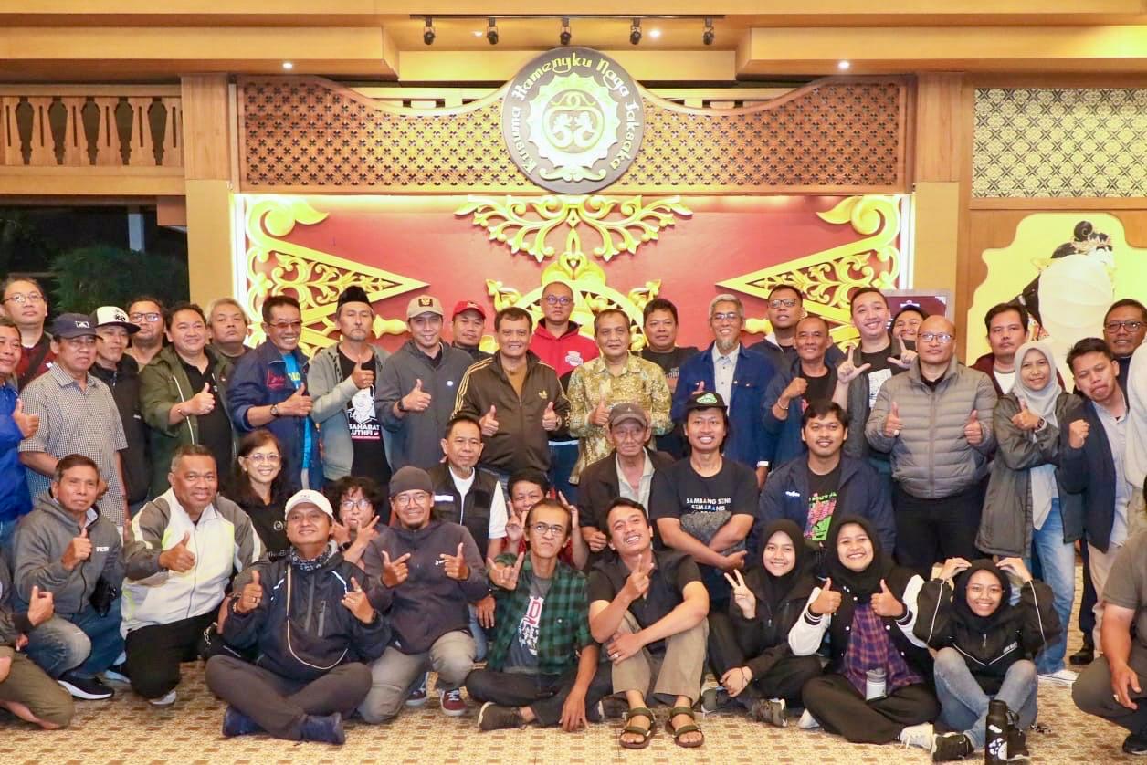 Gubernur Jateng Ahmad Luthfi saat berdialog dengan wartawan, Senin 8 Desember 2025 (foto: Pemprov Jateng)