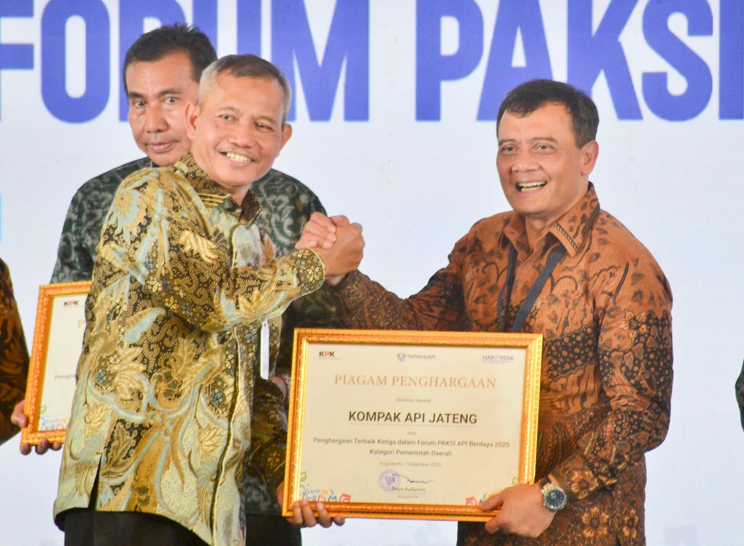 Gubernur Jateng Ahmad Luthfi menerima penghargaan KPK di Hakordia 2025, Yogyakarta, Selasa 9 Desember 2025 (foto: Pemprov Jateng)