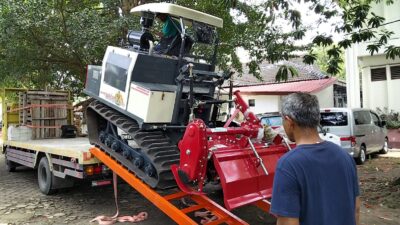 Petani Magelang menerima bantuan alsintan, Selasa 9 Desember 2025 (foto: Pemkab Magelang)
