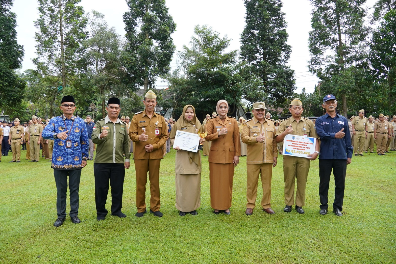 Wali Kota Salatiga Robby Hernawan menyerahkan bantuan bencana dalam apel Hakordia 2025 (foto: Pemkot Salatiga)