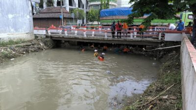 Sungai Kendal Dibersihkan: Ada Kasur, Bantal, dan Kursi