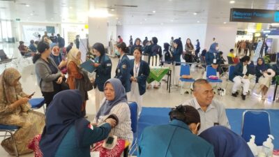 Suasana layanan kesehatan gratis di lobi Bandara Ahmad Yani Semarang (foto: Angkasa Pura)