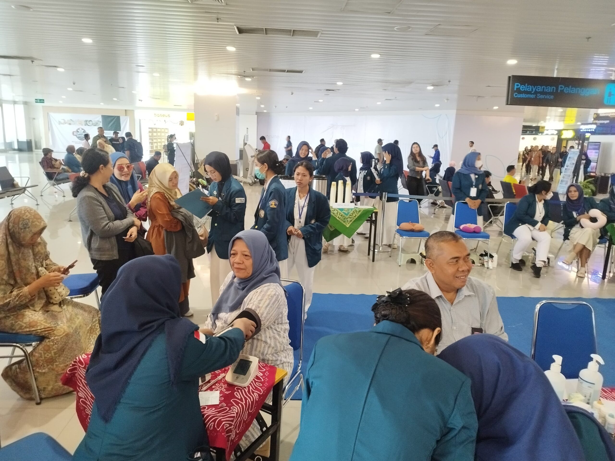 Suasana layanan kesehatan gratis di lobi Bandara Ahmad Yani Semarang (foto: Angkasa Pura)