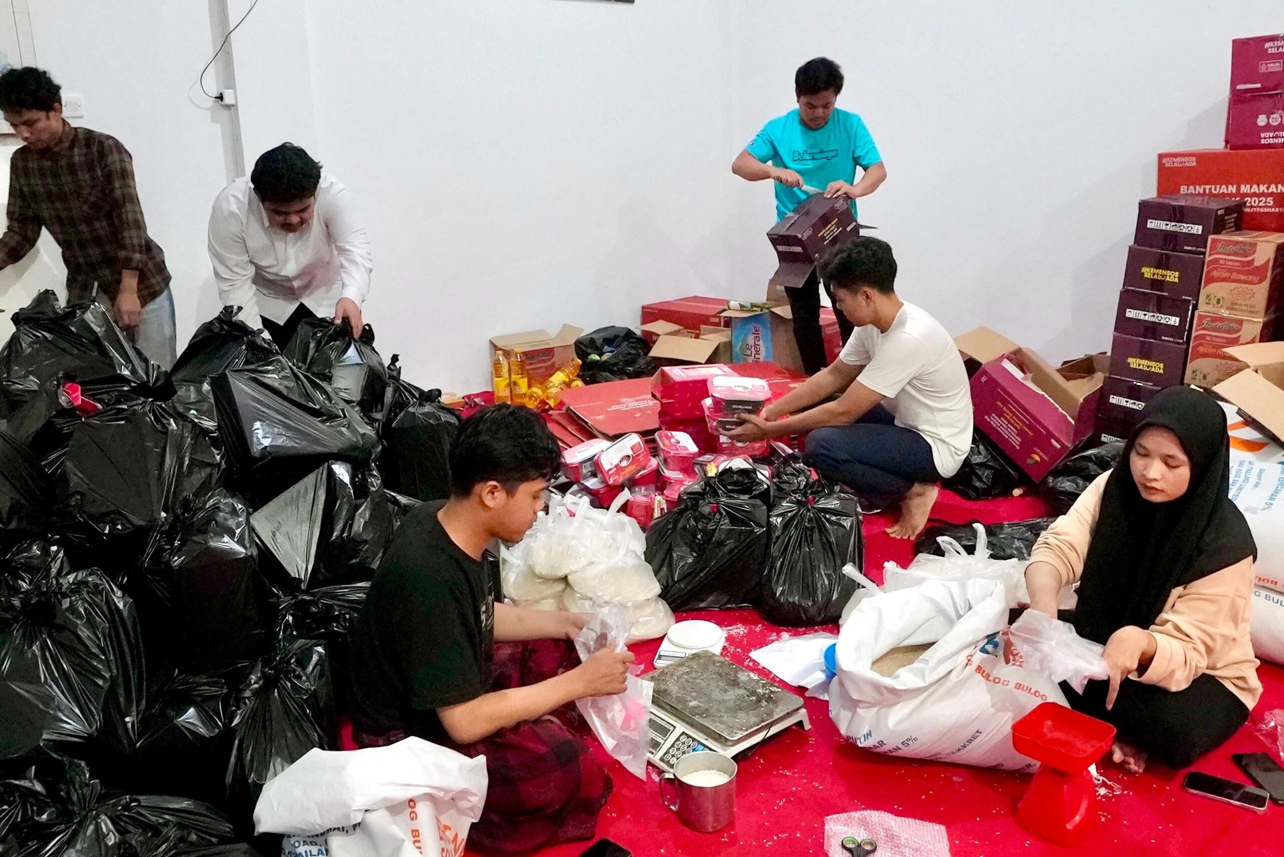 Mahasiswa Aceh di Asrama Semarang sibuk mengepak bantuan logistik dari Pemprov Jawa Tengah (foto: Pemprov Jateng)