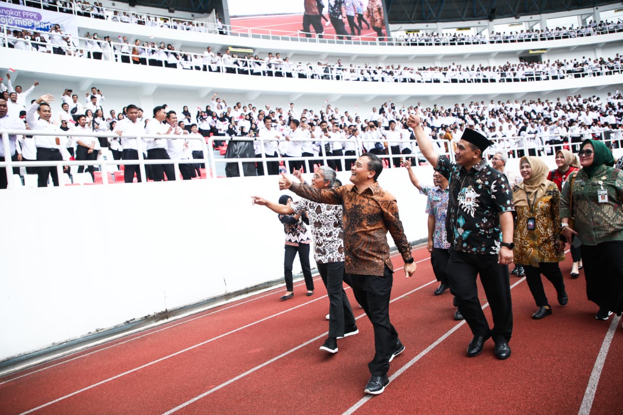 Suasana haru penyerahan SK PPPK Paruh Waktu di Stadion Jatidiri, Kamis 11 Desember 2025 (foto: Pemprov Jateng)