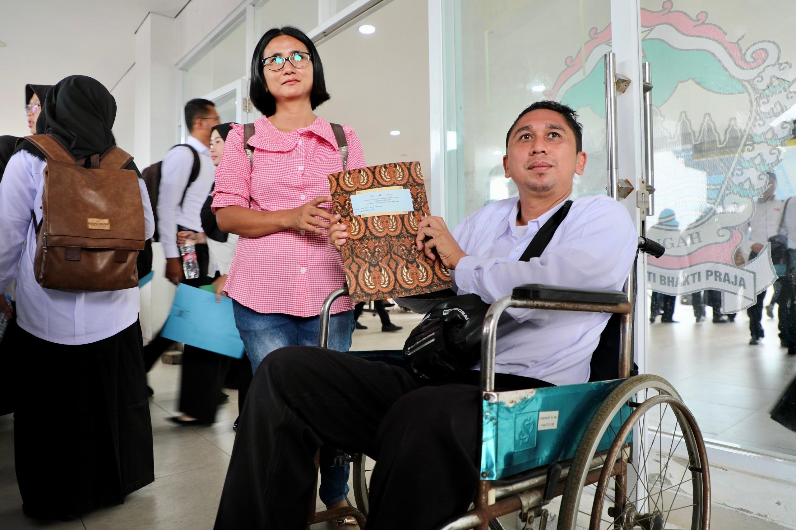 Senyum bahagia usai menerima SK PPPK Paruh Waktu di Stadion Jatidiri, Kamis 11 Desember 2025 (foto: Pemprov Jateng)