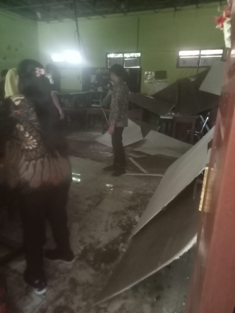 Plafon SDN Jatingaleh 01 ambrol