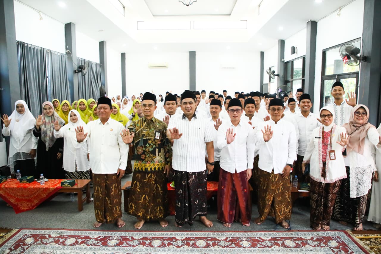 Gus Yasin dalam halaqah bertema Pesantren Aman, Nyaman, dan Ramah Anak di Pondok Pesantren Girikesumo, Mranggen, Kabupaten Demak, Jumat 12 Desember 2025 (foto: Pemprov Jateng)