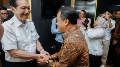 Ketua Dewan Ekonomi Nasional Luhut Binsar Pandjaitan berjabat tangan dengan Gubernur Tengah Ahmad Luthfi (foto: Pemprov Jateng)