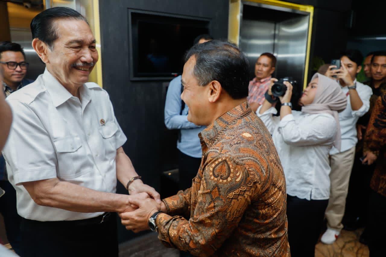 Ketua Dewan Ekonomi Nasional Luhut Binsar Pandjaitan berjabat tangan dengan Gubernur Tengah Ahmad Luthfi (foto: Pemprov Jateng)