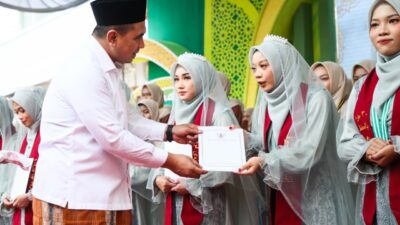 Gus Yasin menyerahkan bisyarah kepada tujuh penghafal 30 juz Al Quran (foto: Pemprov Jateng