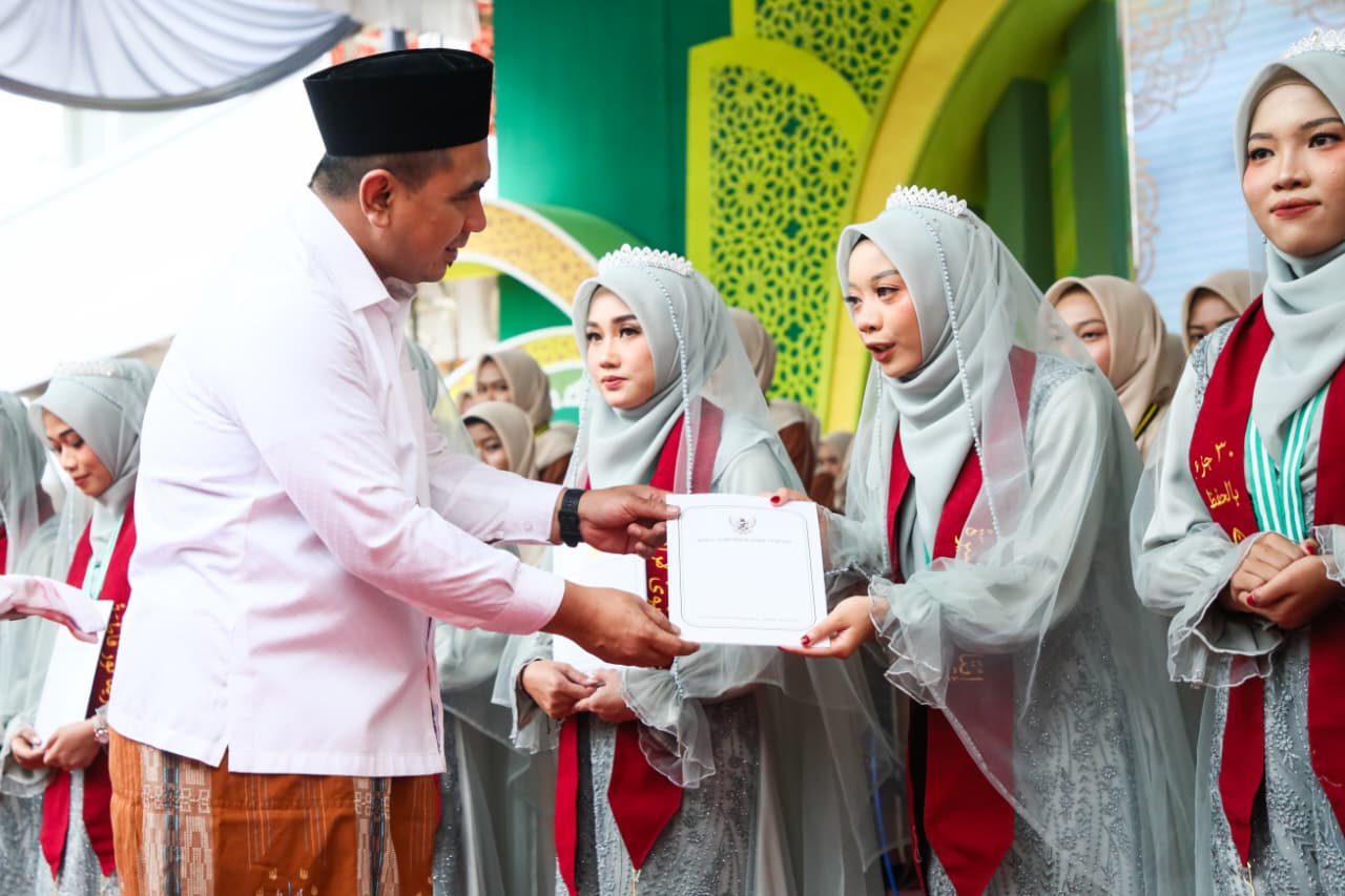 Gus Yasin menyerahkan bisyarah kepada tujuh penghafal 30 juz Al Quran (foto: Pemprov Jateng