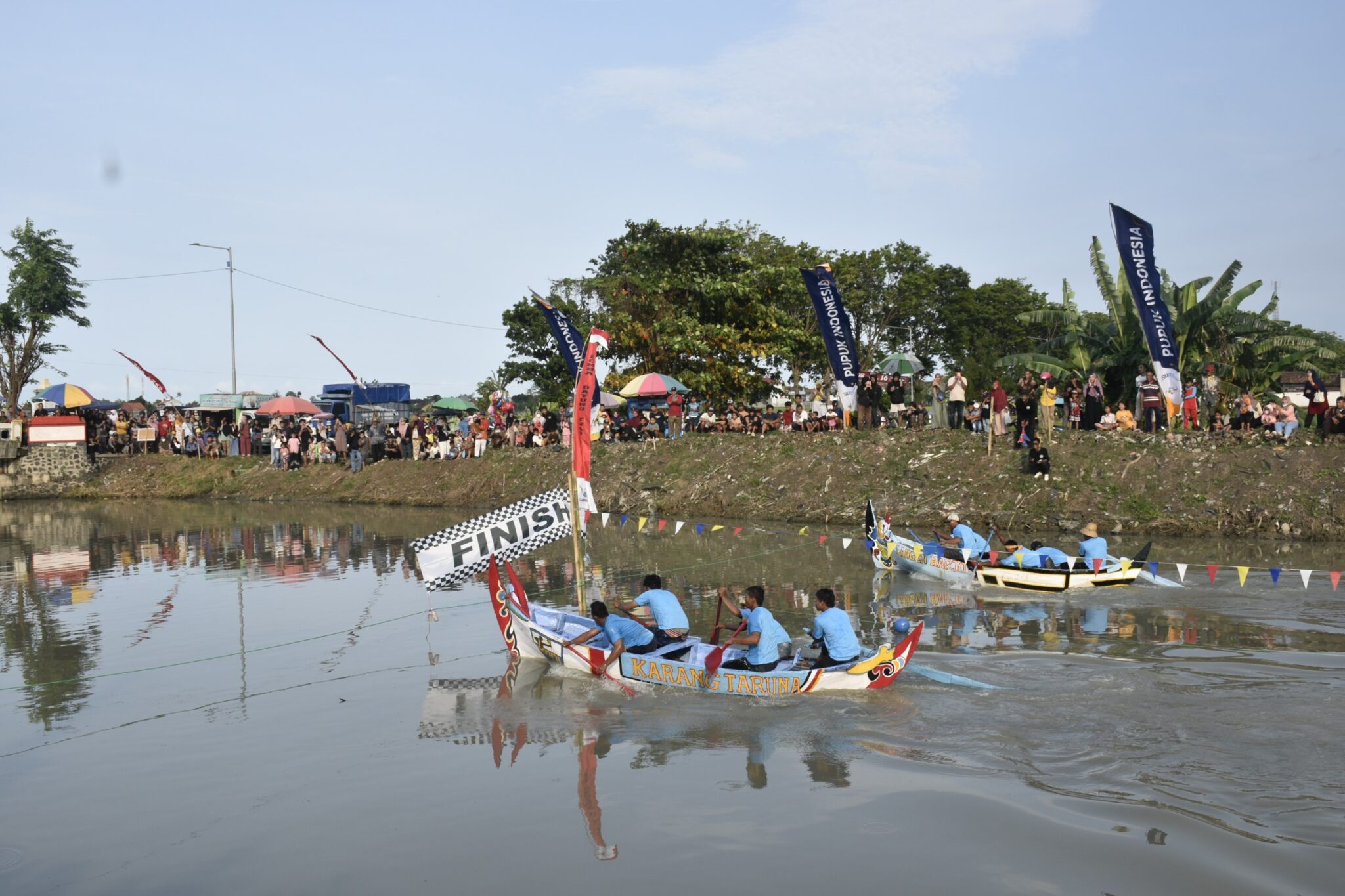 Ribuan warga antusias menyaksikan lomba pacu jalur tradisional di Sungai Kalibuntu, Kendal (foto: Pemkab Kendal)