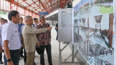 Sekda Jateng Sumarno saat mendampingi Menhub Dudy Purwagandhi di Grobogan, Minggu 14 Desember 2025 (foto: Pemprov Jateng)