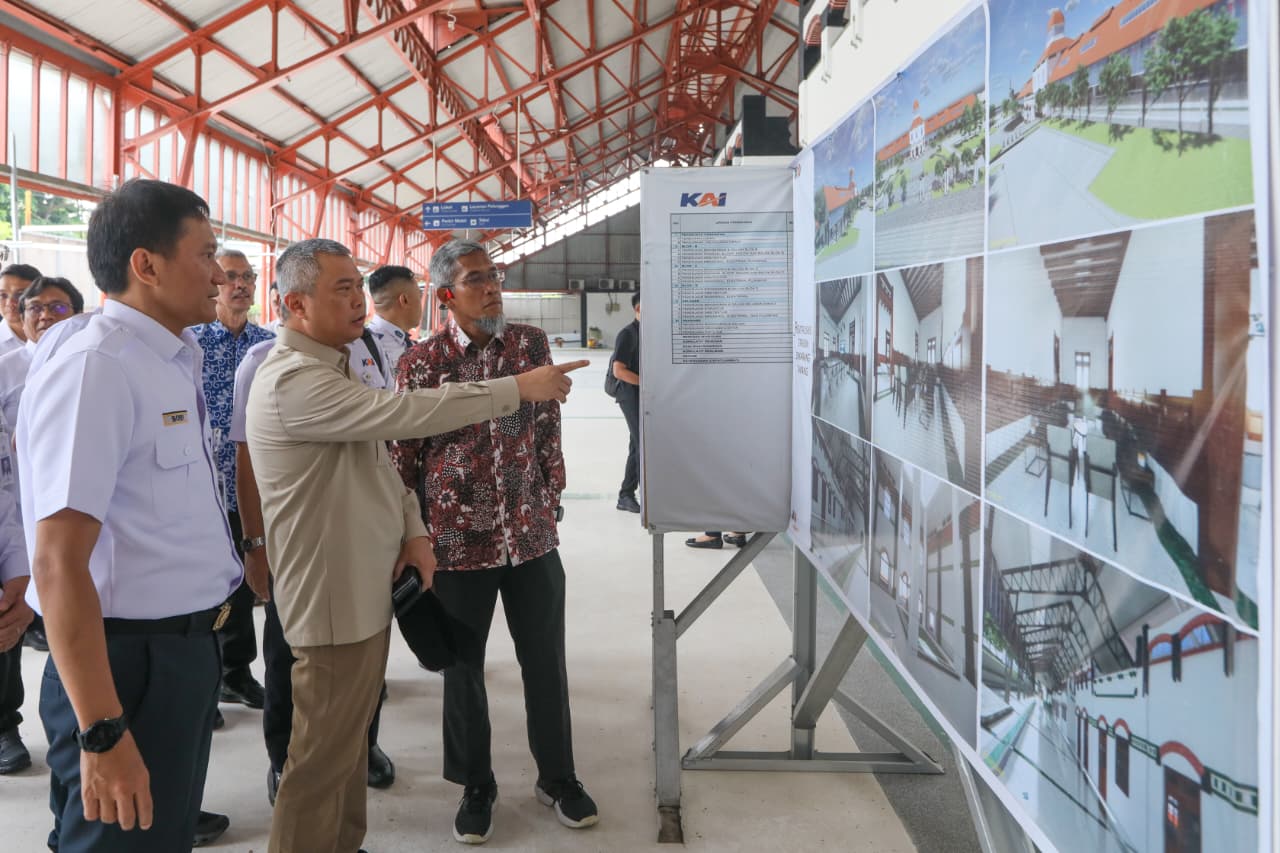Sekda Jateng Sumarno saat mendampingi Menhub Dudy Purwagandhi di Grobogan, Minggu 14 Desember 2025 (foto: Pemprov Jateng)