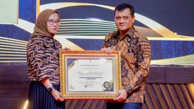 Gubernur Jawa Tengah Ahmad Luthfi menerima penghargaan OPSI 2025 dari Menteri PAN-RB (foto: Pemprov Jateng)