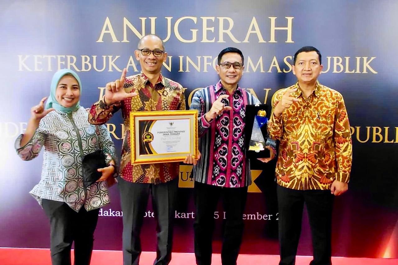 - Penyerahan penghargaan Anugerah Keterbukaan Informasi Publik 2025 kepada Pemprov Jateng. 15 Desember 2025 (foto: Pemprov Jateng)