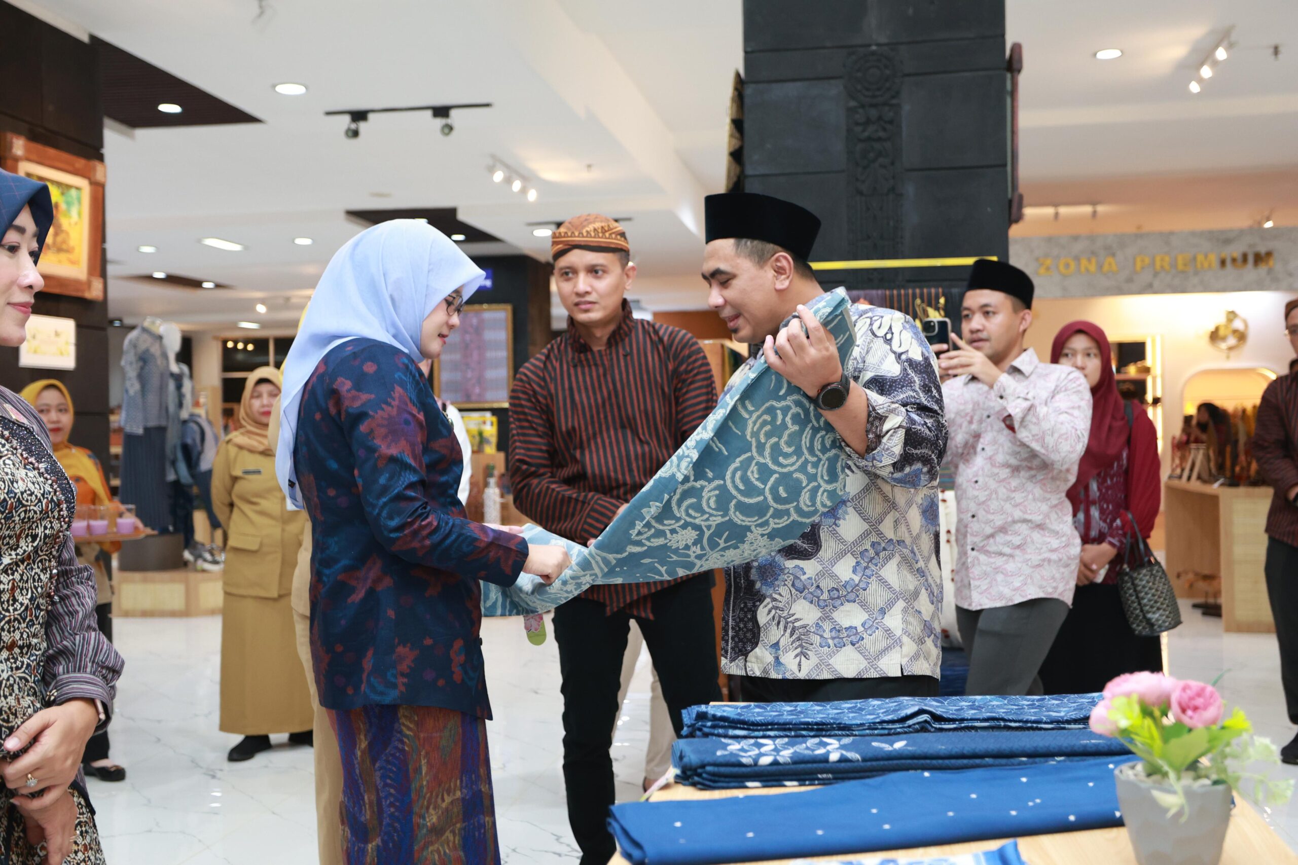 Wakil Gubernur Jateng Taj Yasin Maimoen bersama Ketua Dekranasda Jateng Nawal Arafah Yasin saat soft launching Galeri Dekranasda Jateng di Semarang. 15 Desember 2025 (foto: Pemprov Jateng)