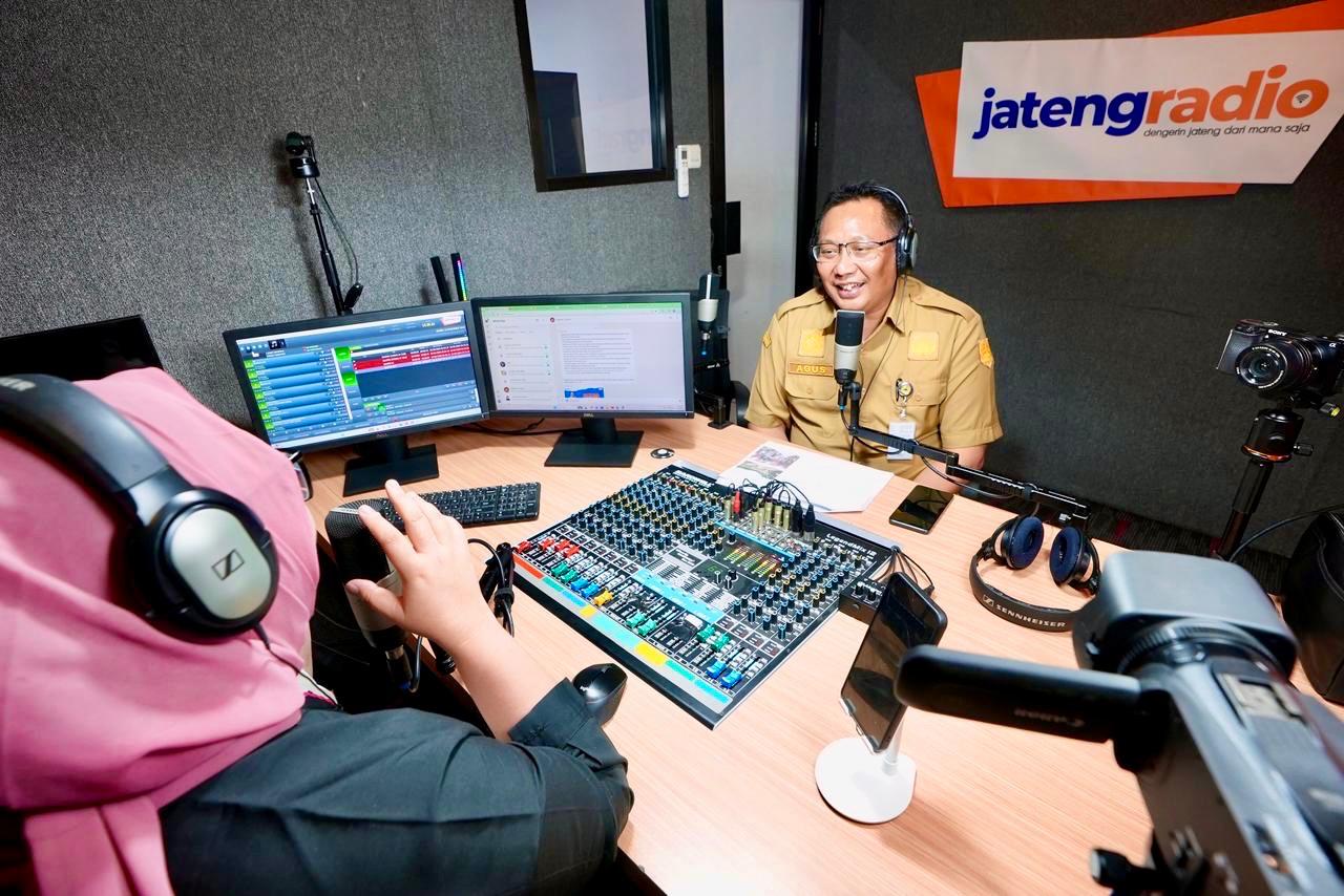 Kepala Dinas ESDM Jateng Agus Sugiharto saat menjelaskan langkah pengawasan tambang di lereng Gunung Slamet, Senin 15 Desember 2025 (foto: Pemprov Jateng)