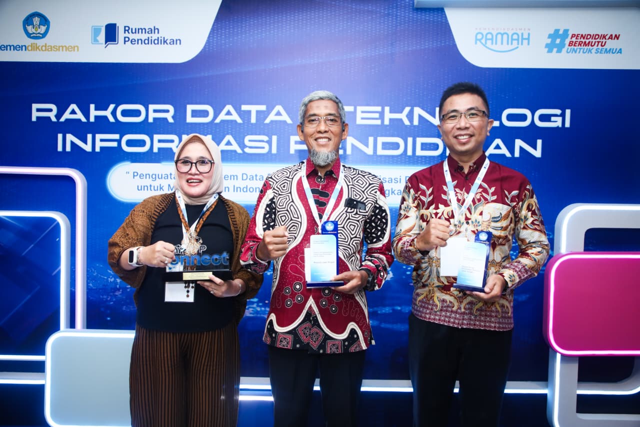 Sekda Jateng Sumarno menerima penghargaan Anugerah Data dan Teknologi Pendidikan 2025 di Jakarta, Senin 15 Desember 2025 (foto: Pemprov Jateng)